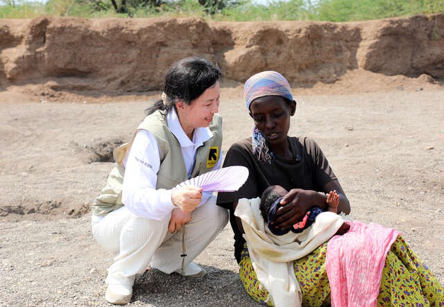 오민애 홍보대사가 국제구조위원회 고객과 함께 이야기를 나누고 있습니다.
